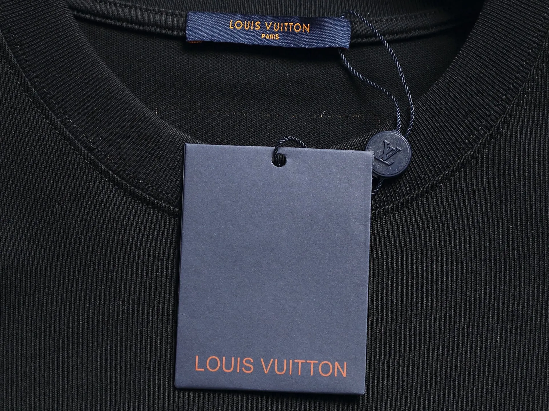 🅿️220 Louis Vuitton/Louis Vuitton High-end craftsmanship 1,000-needle embroidery. The large logo is exquisitely upgraded, inspired by the retro embroidery of the 1980s. Original fabric. Official same style. Short-sleeved T-shirt. Same vat dyed fabric. Very comfortable to the touch. The latest brick cabinet synchronization for spring and summer. Fashionable and personalized. Super versatile and good-looking. Very suitable for both men and women. A must-have for everyone. Hang tag. Collar label. Washed wheat. Complete with three labels. Color: black, white, khaki. Size: S M L XL |